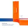 Detailaufnahme: Geöffneter, orangefarbener Erste Hilfe Koffer mit Wandhalterung im 90° Winkel.
