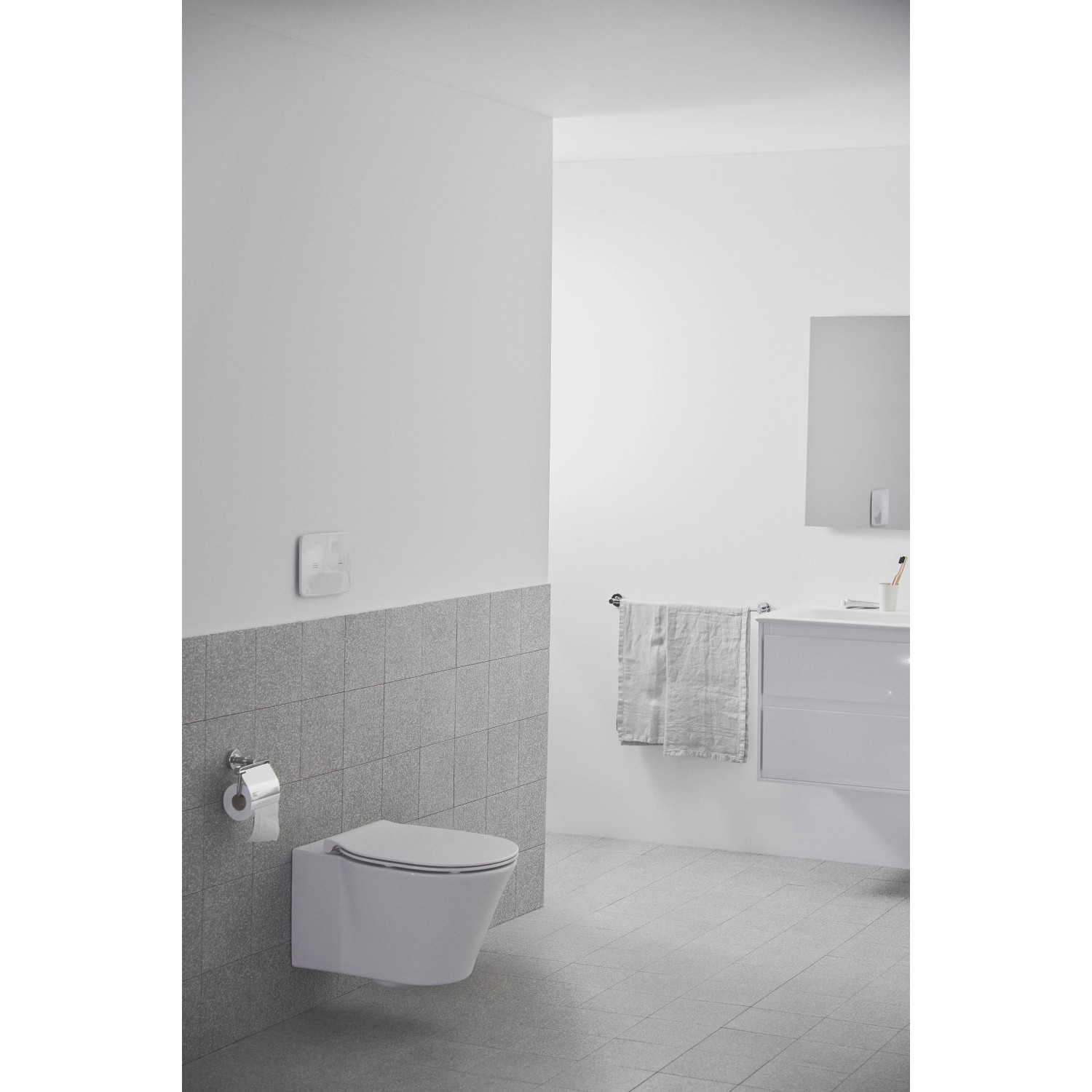 Ideal Standard Wand-WC Connect Air, spülrandlos, in Weiß im modernen Badezimmer.