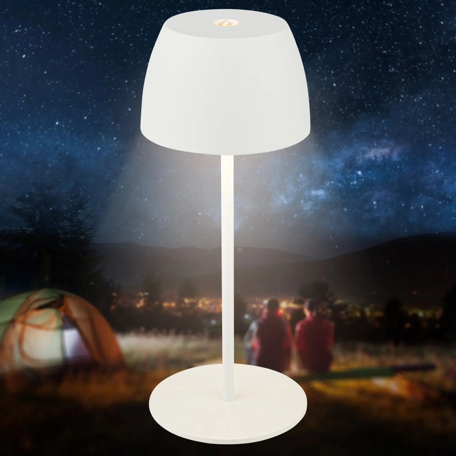 Weiße Brilo LED Akku Tischleuchte Serina Mini (20 cm) vor nächtlicher Outdoor-Szene.