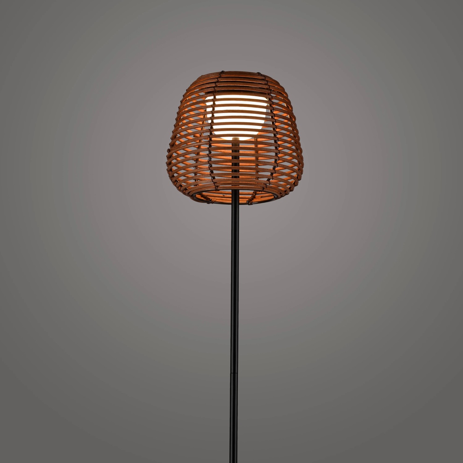Schwarze LED Stehleuchte Askia mit Rattan-Schirm, 120cm, für stimmungsvolle Beleuchtung im Innen- und Außenbereich.