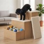 Beige 3-Stufen-Hundetreppe mit Stauraum und weicher Oberfläche, ein Hund steigt darauf. Faltbare Aufstiegshilfe für Sofa/Bett.