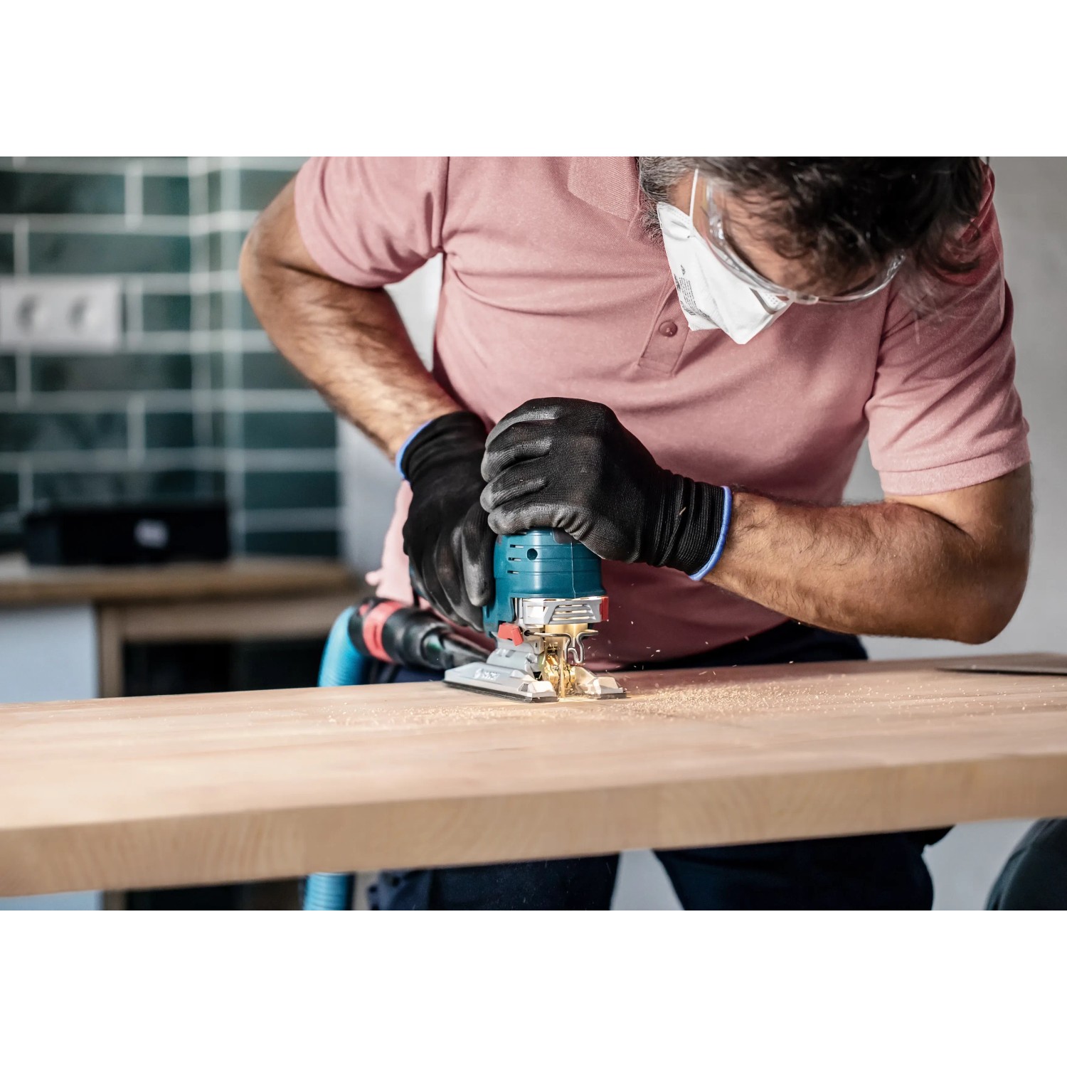 Handwerker sägt Holz mit Bosch Expert Stichsägeblatt T308BP für ausrissfreie Schnitte.