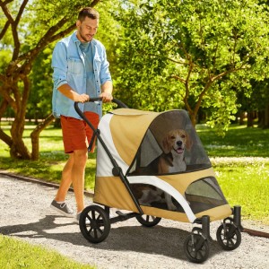Mann schiebt braunen PawHut Hundebuggy mit Beagle im Park. Komfortabler Tierwagen mit Netzfenstern für Spaziergänge.