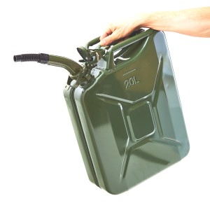 Olivgrüner 20L Metall Kraftstoffkanister mit Ausgießer, gehalten in einer Hand.