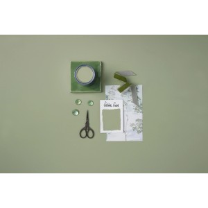 Rust-Oleum Kreidefarbe Salbeigrün: Farbmuster, Dose und Deko auf farbig passendem Untergrund.