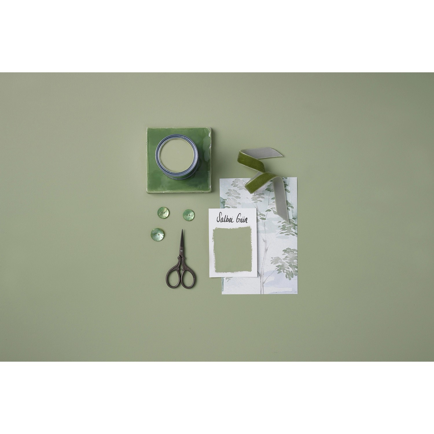 Rust-Oleum Kreidefarbe Salbeigrün: Farbmuster, Dose und Deko auf farbig passendem Untergrund.