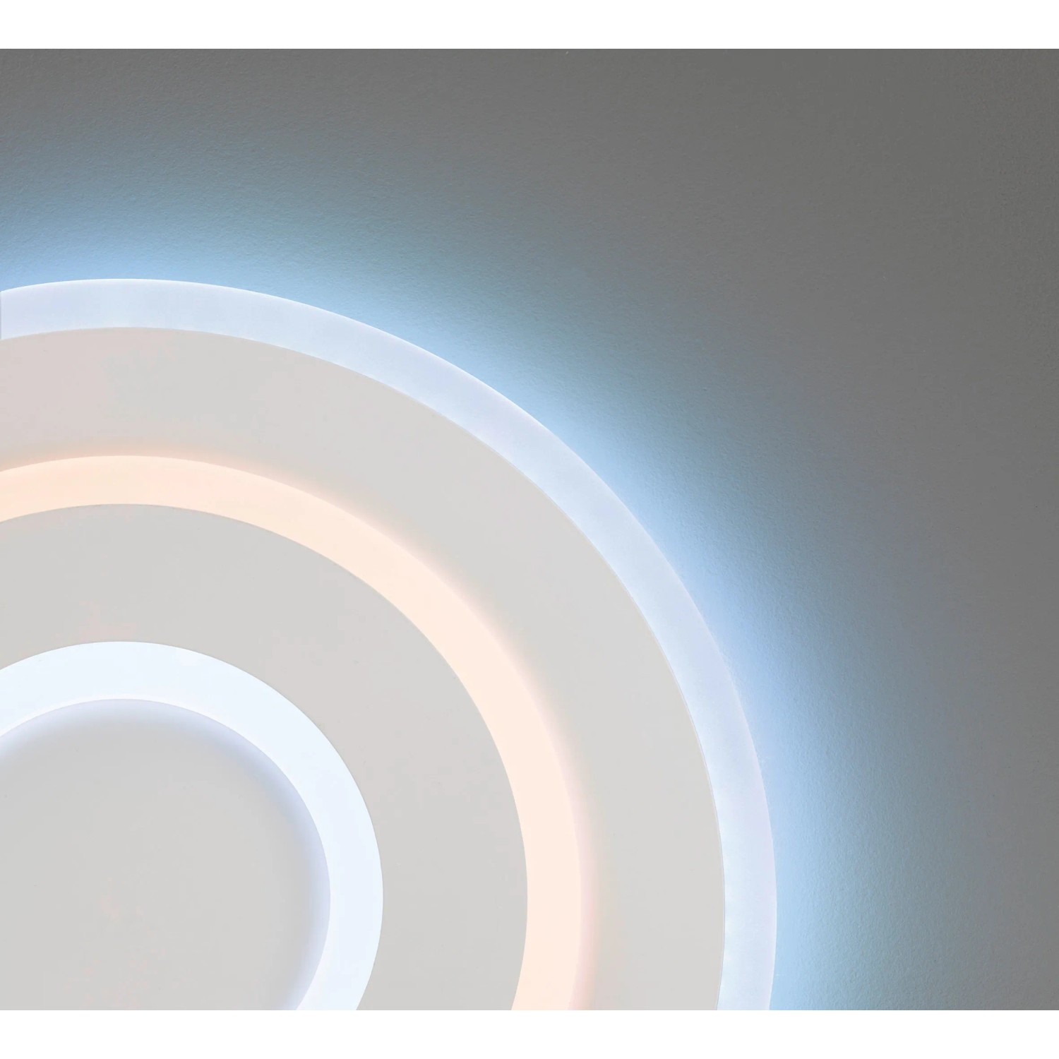 Weiße LED-Deckenleuchte Bolia von Fischer & Honsel, Ø 50 cm, mit indirektem Licht.