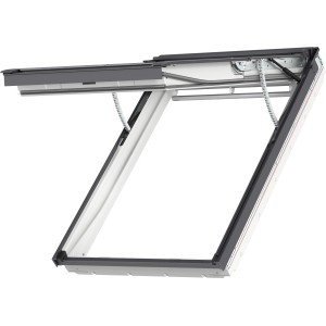 Velux Integra GPU SK08 Elektrofenster, geöffnet, mit grauem Rahmen und Beschlägen.