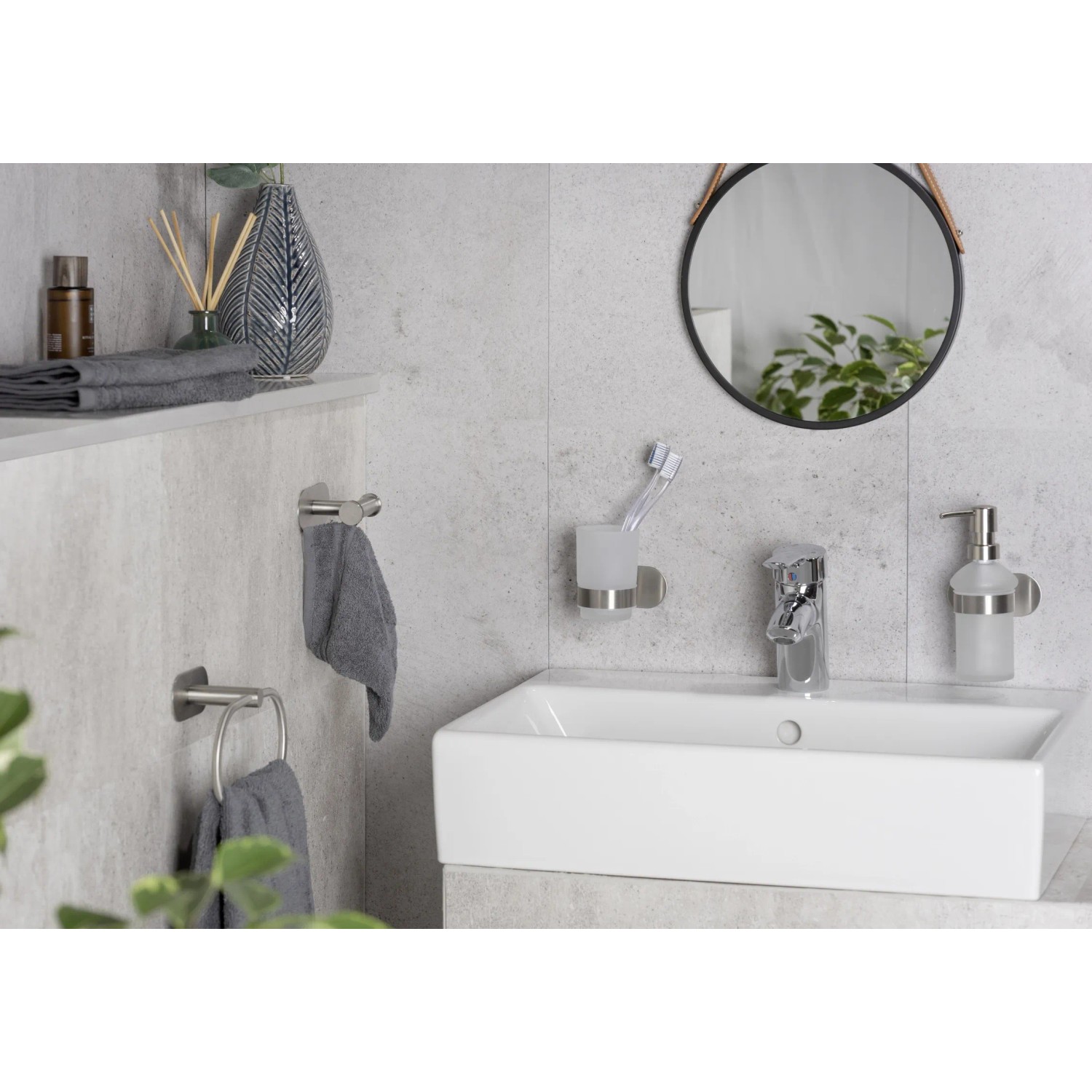 Wenko Wandhaken Turbo-Loc Edelstahl Duo Orea Matt im Badezimmer mit Waschbecken und Accessoires.