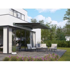 Anthrazit Halbkassettenmarkise Maraca 4x2,5m mit Solarpanel am Haus, darunter Gartenmöbel.