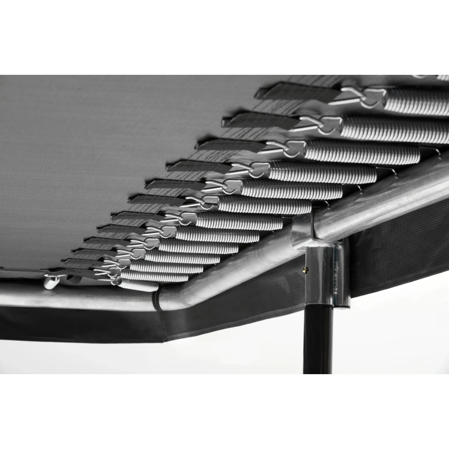 Detailaufnahme der Federn und des Rahmens vom schwarzen Salta Trampolin Comfort Edition.