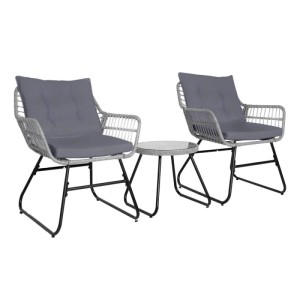Hellgraue Svita Amalfi Rattan Sitzgruppe mit 2 Sesseln, dunklen Kissen und rundem Bistrotisch für Balkon & Garten.