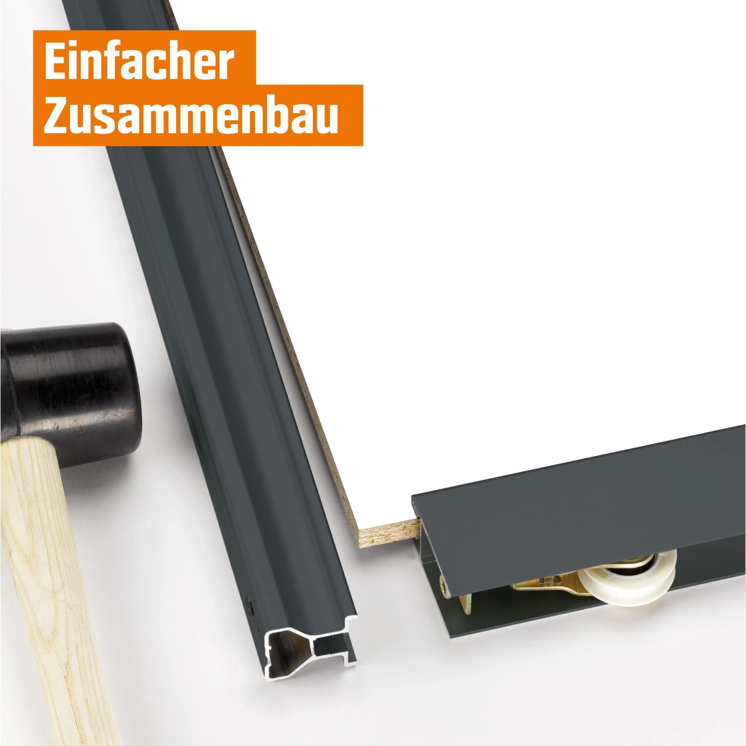 Detailaufnahme Schiebetür-Baupaket Ahorn Naturewood mit schwarzem Profil und Gummihammer.