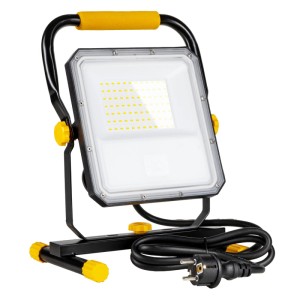 LED Arbeitsstrahler mit 50W, 5500 Lumen und zwei Steckdosen für Werkzeugstrom.