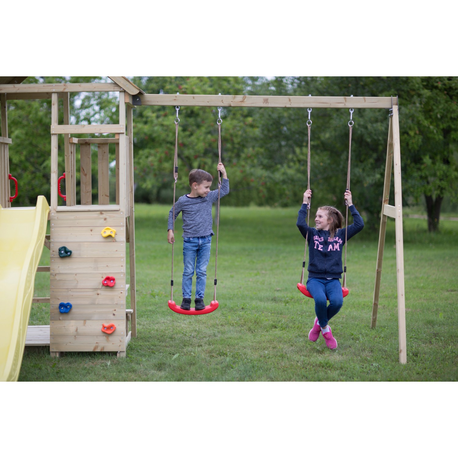 Wendi Toys Kinderspielturm Giraffe mit Rutsche, Kletterwand und Schaukel mit spielenden Kindern.