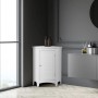 Weißer freistehender Eck-Badschrank mit Lamellentür und Regalen. Ideal für Badmöbel und Aufbewahrung.