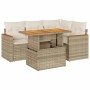 Beige 5-tlg. Garten-Sofagarnitur aus Rattan mit Tisch und cremefarbenen Kissen.
