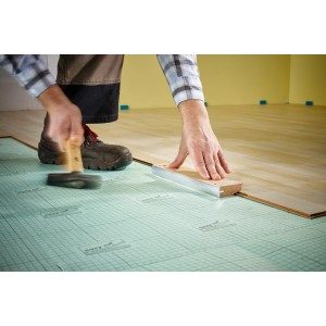 Anwendung des wolfcraft Schlagholz Profi zum Verlegen von Laminat oder Parkett.