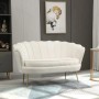 Cremeweißes 2-Sitzer Sofa mit geriffelter Rückenlehne und goldenen Metallbeinen. Modernes Design für Wohnzimmer.