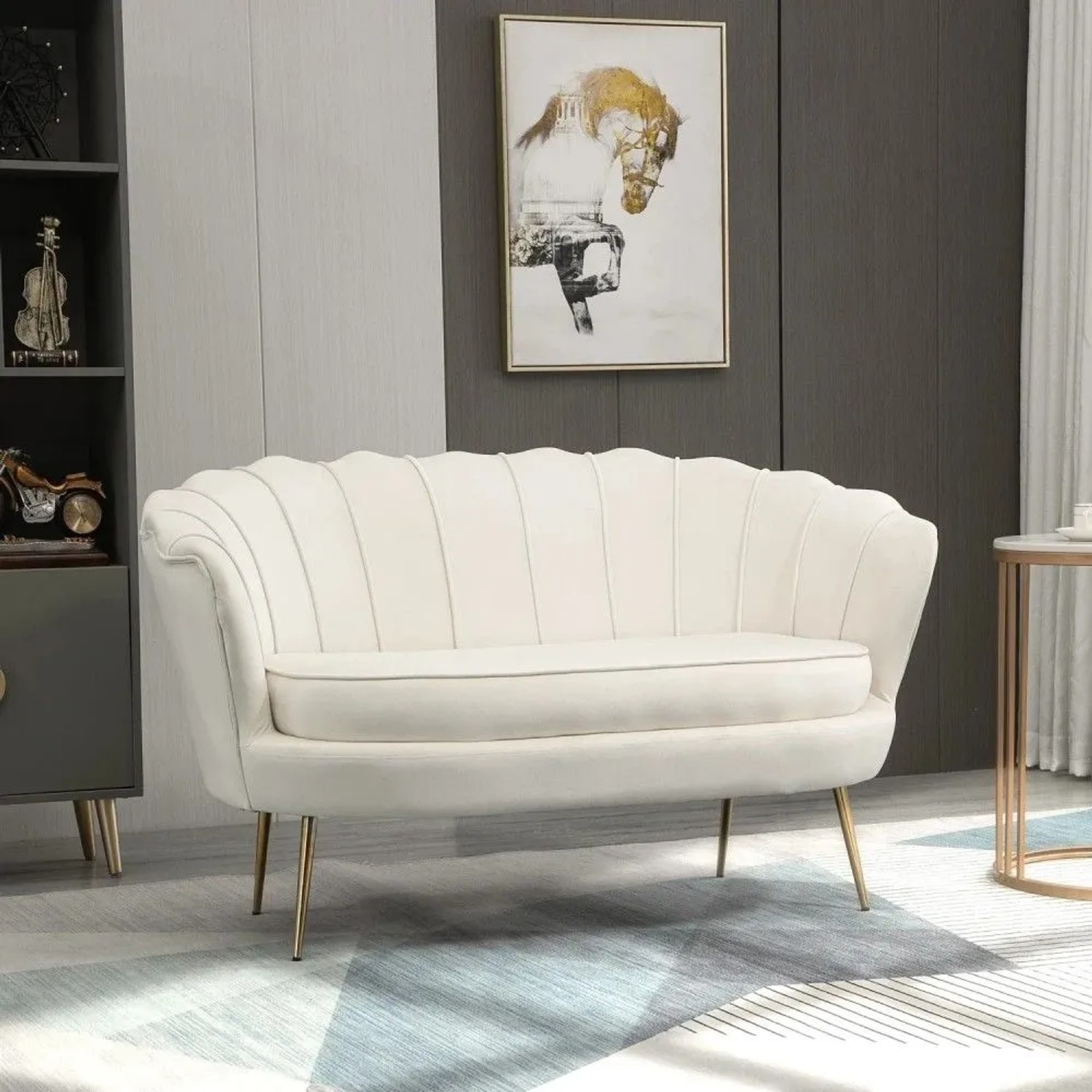 Cremeweißes 2-Sitzer Sofa mit geriffelter Rückenlehne und goldenen Metallbeinen. Modernes Design für Wohnzimmer.