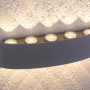 Moderne, silberne LED-Wandleuchte Carlo von Paul Neuhaus, 27 cm breit, mit Lichtkegeln nach oben und unten.