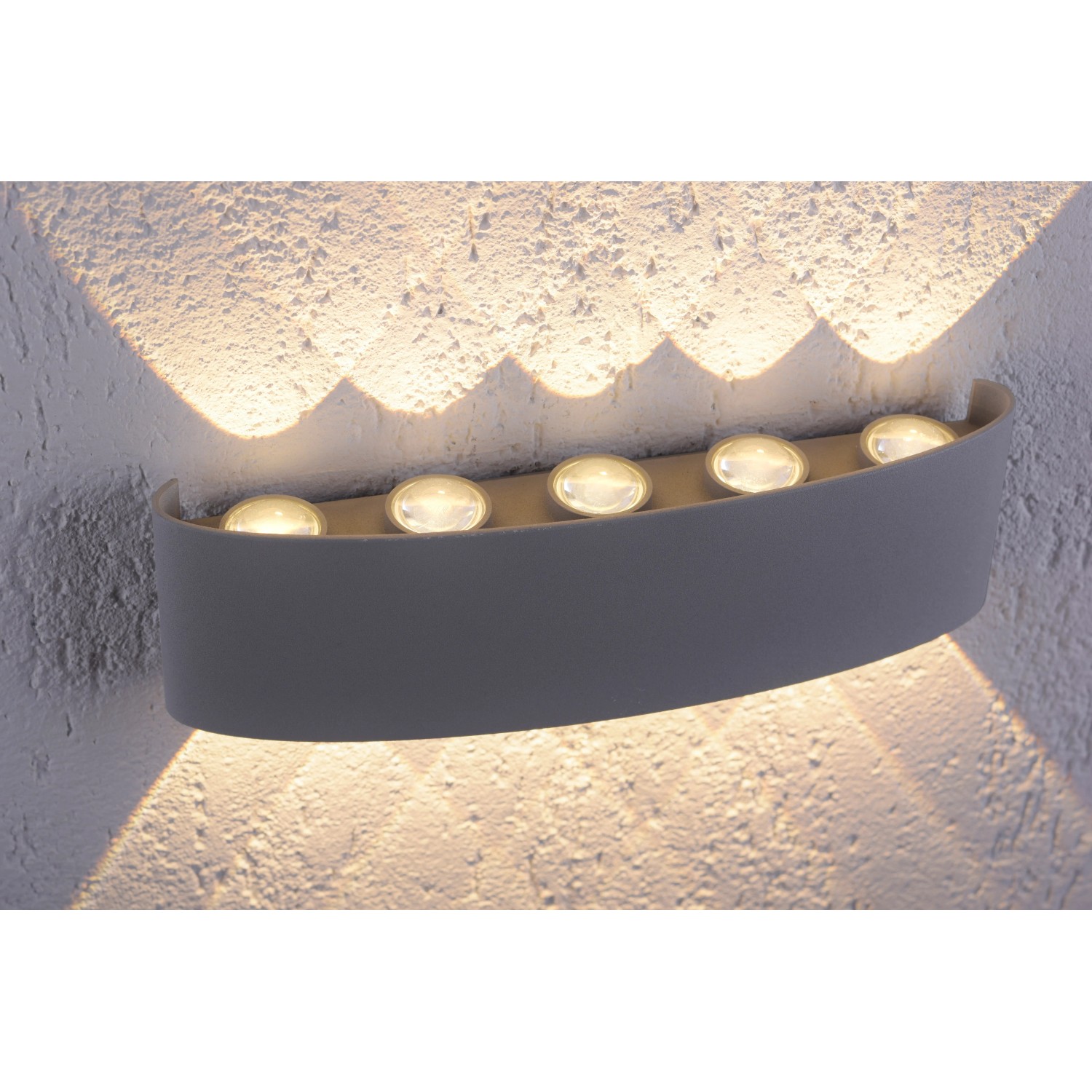 Moderne, silberne LED-Wandleuchte Carlo von Paul Neuhaus, 27 cm breit, mit Lichtkegeln nach oben und unten.