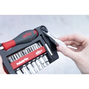 Hand entnimmt silberne Mini-Ratsche aus schwarzem Wiha Bit- und Steckschlüssel-Set ProBuddy Evo. 40-teiliges Werkzeug-Set.