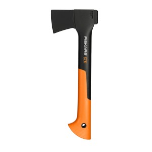Fiskars Universalaxt X7-XS: Kleine Axt mit schwarzem Kopf und orangefarbenem Griff.