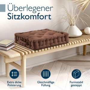 Braunes, gestepptes Beautissu Mila Stuhlkissen 40x40x8cm mit Tragegriff auf Holzbank für hohen Sitzkomfort.