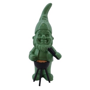 Grüner Deko-Zwerg mit spitzer Mütze, Bart und Grill. Hält eine Zange. 19 cm hohe Gartendekoration.