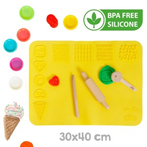 roba Play-Doh Zubehör: Gelbe Spielmatte mit Knete, Werkzeugen und Förmchen für fantasievolles Spielen.