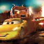 Komar Vliesfototapete "Cars Dirt Track" mit gelbem und rotem Auto sowie Bus im Schlamm.