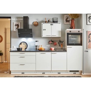 Weiße pino Küchenzeile 250 cm mit Geräten, Spüle und Dunstabzugshaube.