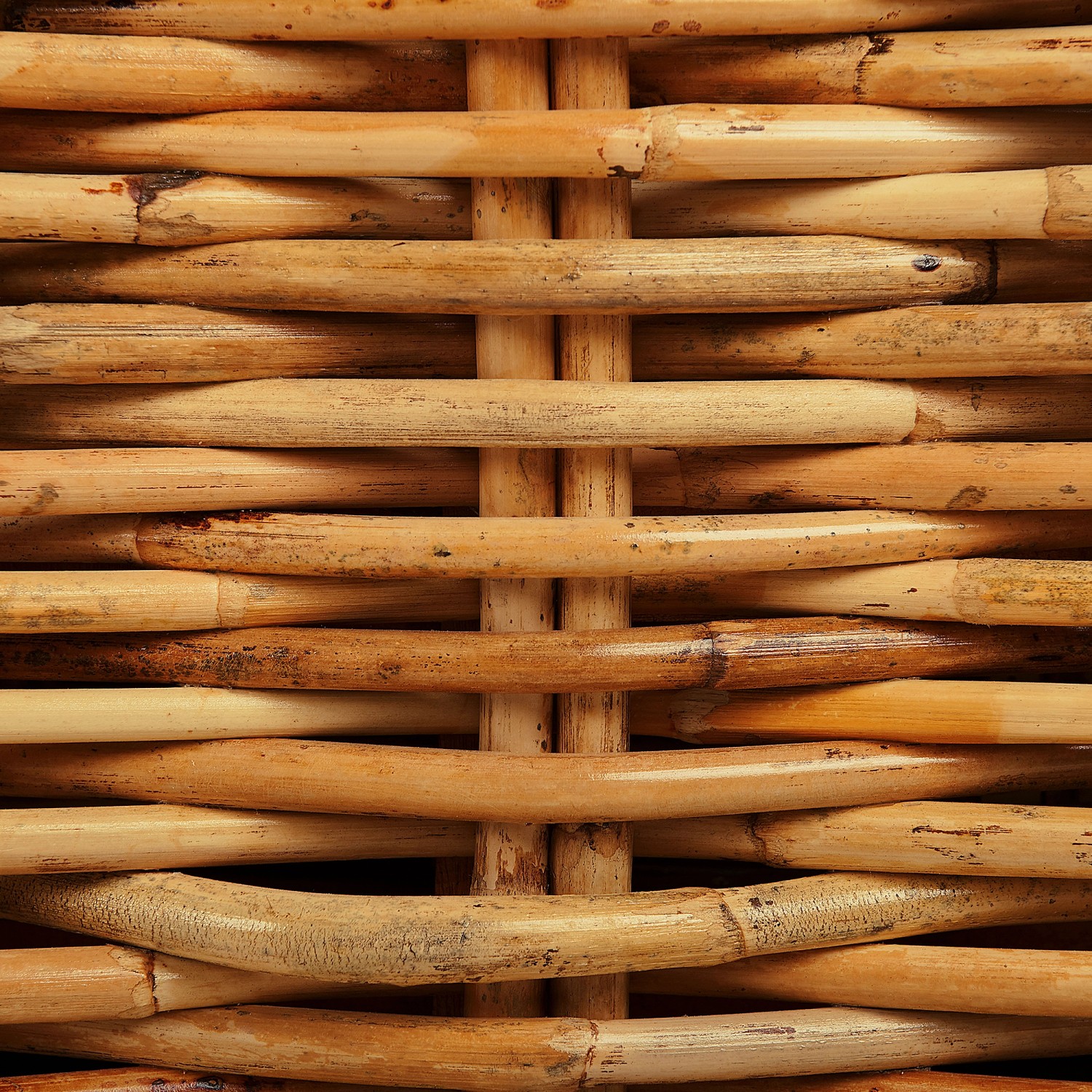 Detailaufnahme der Rattanstruktur des Beliani Gartensofas in Naturfarben.