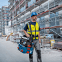 Bosch Professional Werkzeugtasche GWT 20 mit Handwerker auf Baustelle.