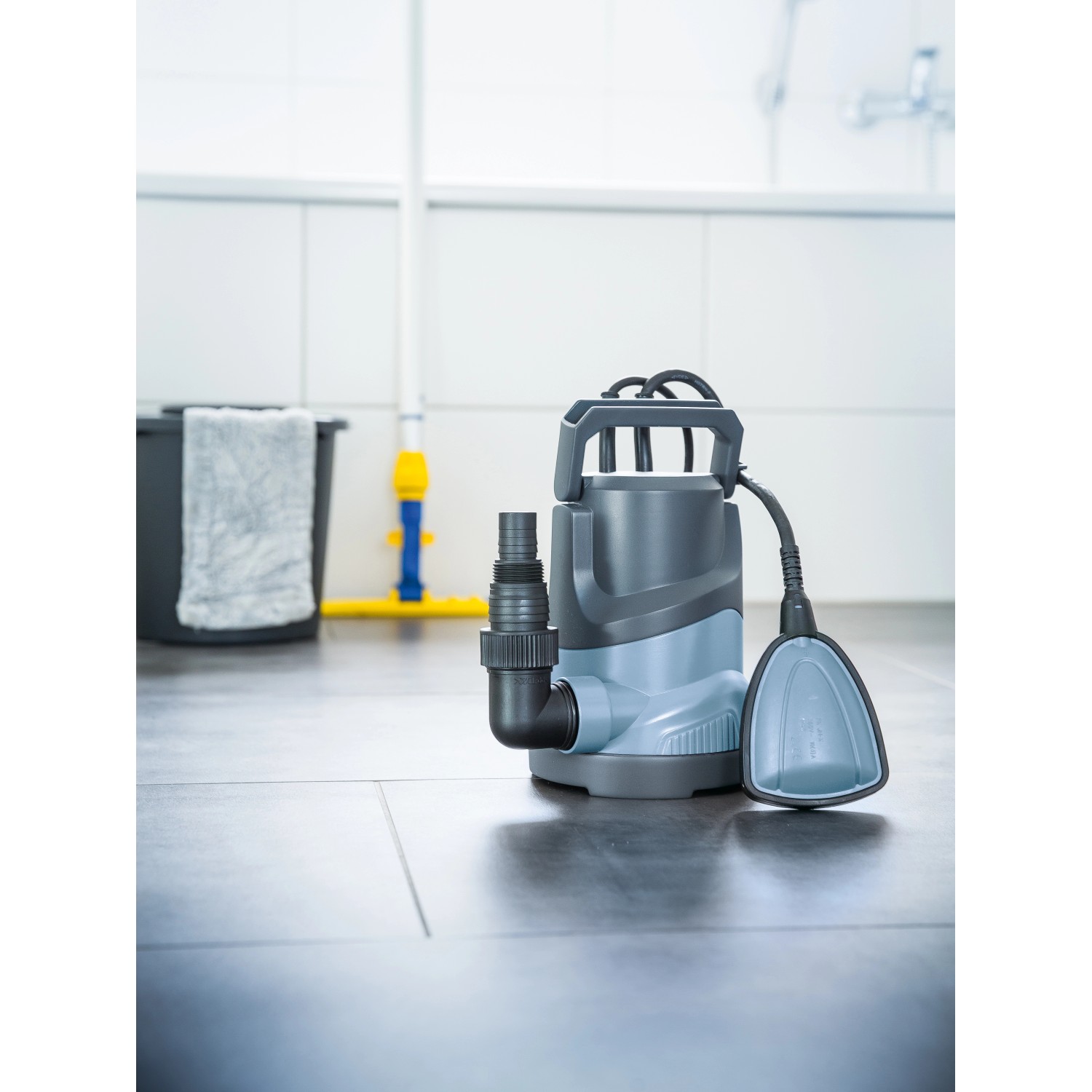 Graue Tauchpumpe 250W für Klarwasser TPK 6000 mit Schwimmerschalter und Tragegriff.