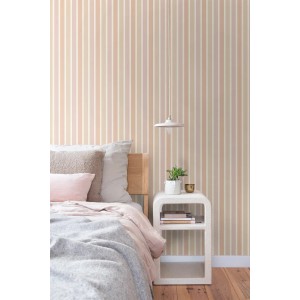 ESTAhome Streifen Tapete in Beige, Terrakotta und Aubergineviolett im Schlafzimmer.