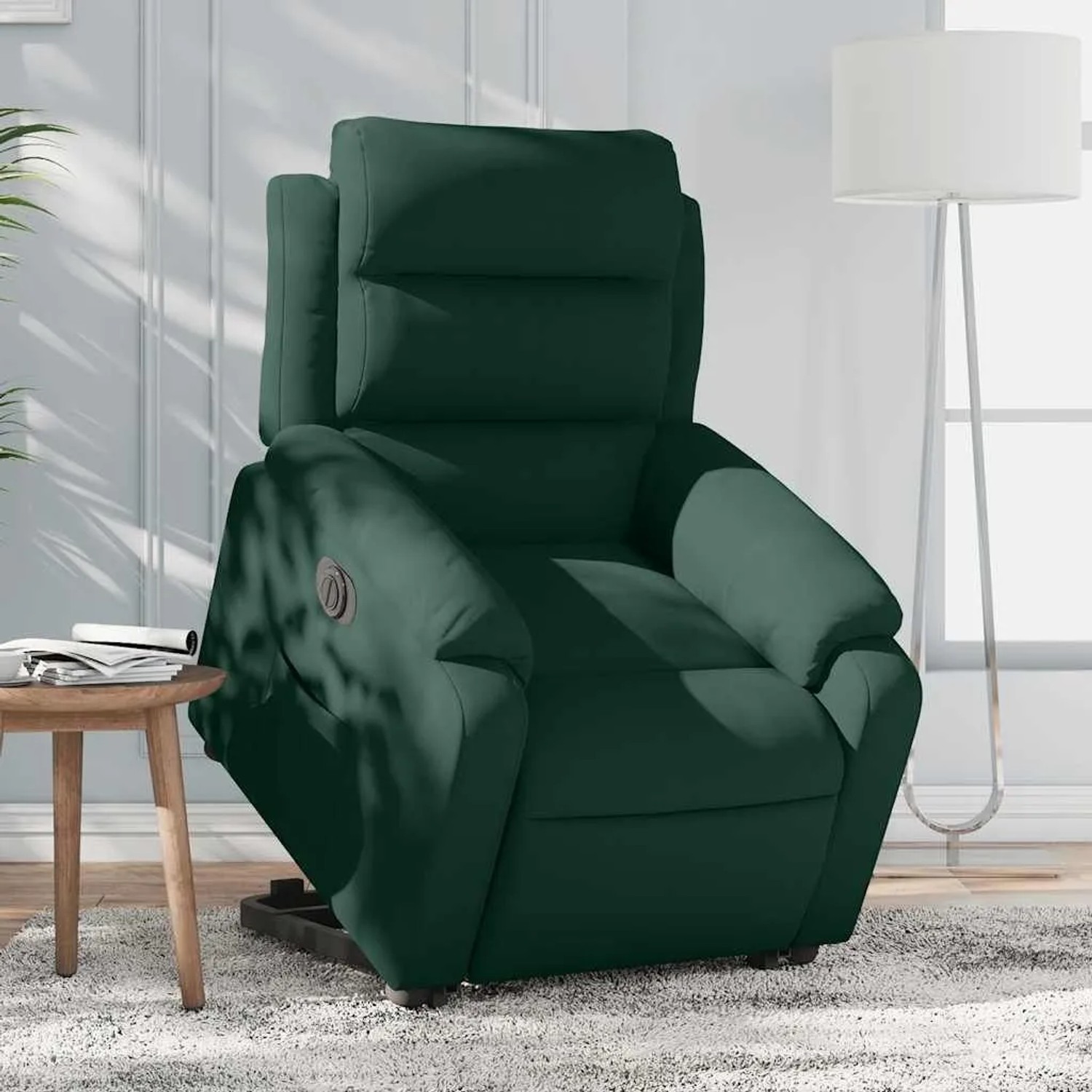 Dunkelgrüner Relaxsessel aus Samt mit elektrischer Aufstehhilfe und Liegefunktion in einem Wohnzimmer.