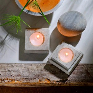 Quadratische Glorex Gießform für Teelichthalter (7x7 cm) mit Teelichtern.