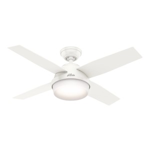 Weißer HUNTER FANS Deckenventilator Dante 112 cm mit Beleuchtung und Fernbedienung.