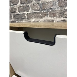 Detailaufnahme: Schildmeyer Highboard Emmik in Weiß-Eiche mit schwarzem Griff.