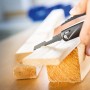 LUX Multi-Tool Hammer Messer beim Sägen von Holz. Vielseitiges Werkzeug für Handwerker.