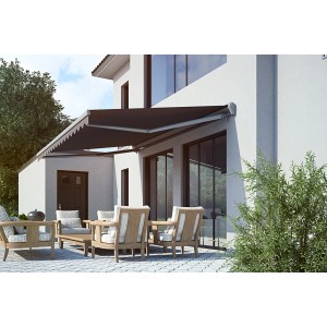 Ausgefahrene, graue Halbkassettenmarkise SUN LED (300x200 cm) mit anthrazitfarbenem Gestell über einer Terrasse.