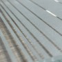 Detailaufnahme: Lasermattierte Glasschiebetür mit Streifenmuster für den Innenbereich.