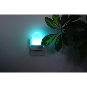 Müller-Licht LED-Nachtlicht Bunda Weiß mit Sensor in Steckdose, leuchtend blau.