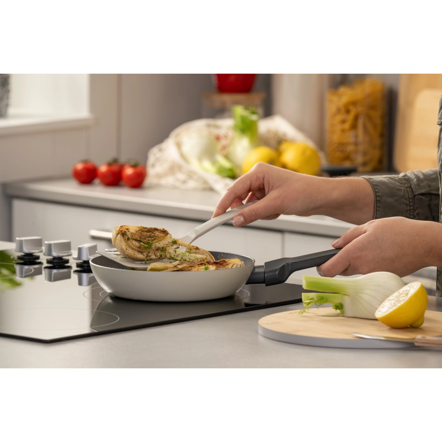 Fackelmann Pfanne Balance 20 cm in Benutzung auf einem Induktionsherd.