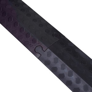 Schwarze D-Line Kabelrampe, befahrbar, 765 mm lang, schützt Kabel und vermeidet Stolperfallen.