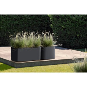 Grauer Florus Pflanzkübel Jive Terrasse, 78x39 cm, mit Bepflanzung im Garten.