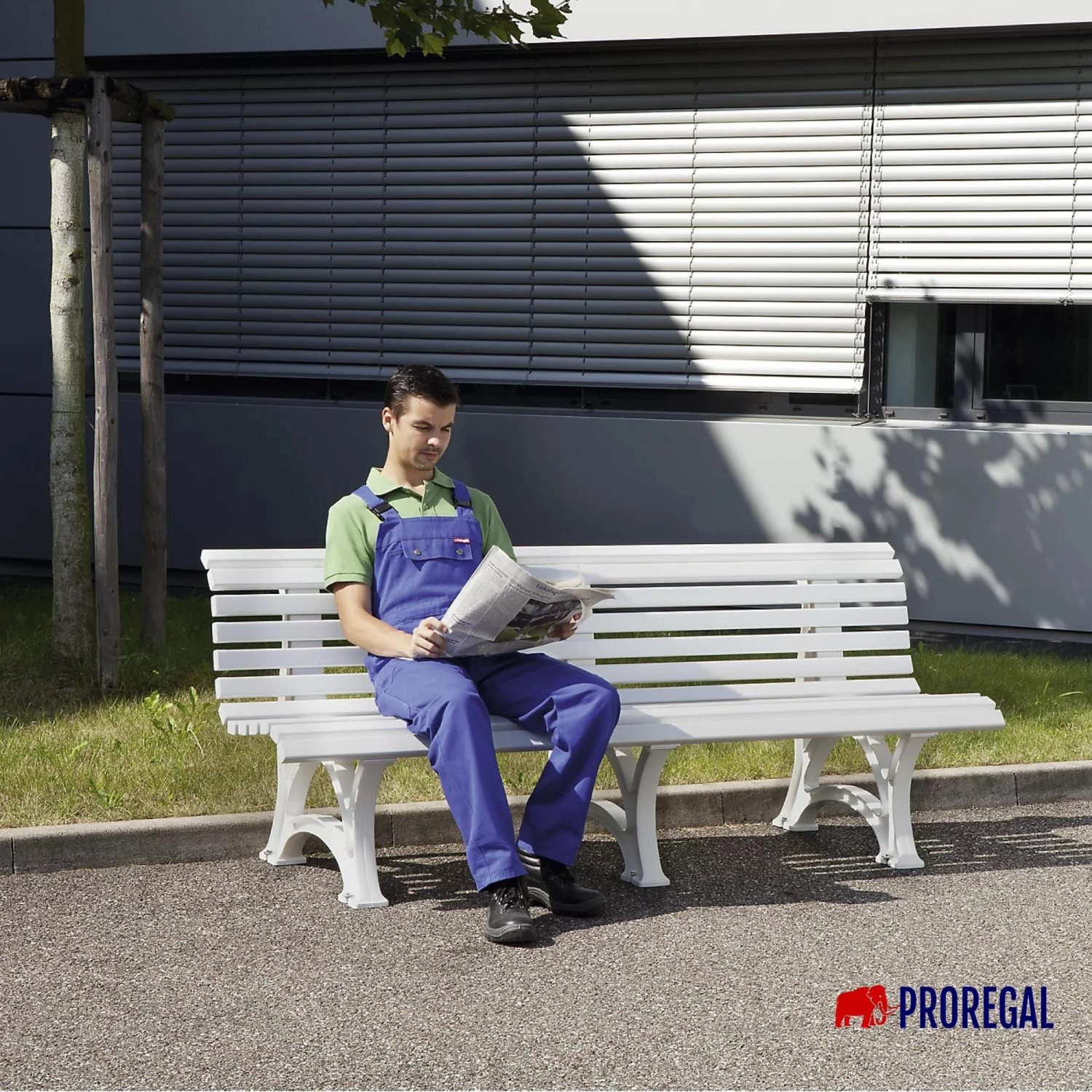 PROREGAL Gartenbank Jamaika, 4-Sitzer, blau. Witterungsbeständige Parkbank aus Kunststoff mit Mann.