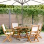 5-teilige Garten-Essgruppe aus Holz und Stoff in Cremeweiß unter einem Sonnenschirm.
